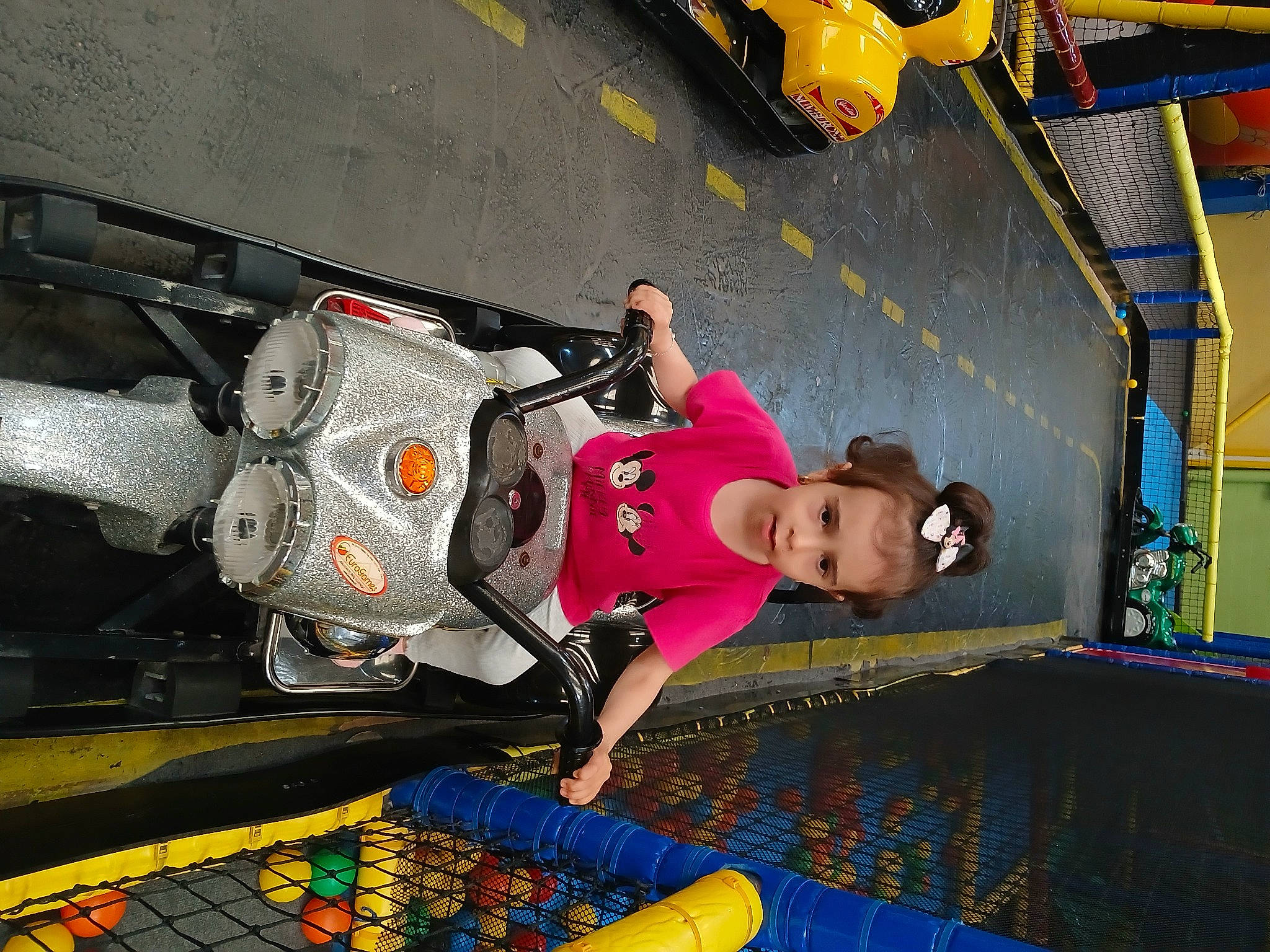 Anays a rejoint le concours — aidez-le/la à gagner de superbes lots ! auto_part, automotive_design, automotive_exterior, automotive_tire, bumper, flooring, fun, leisure, machine, motor_vehicle, person, physical_fitness, play, recreation, shorts, sneakers, t_shirt, tire, toddler, vehicle_door