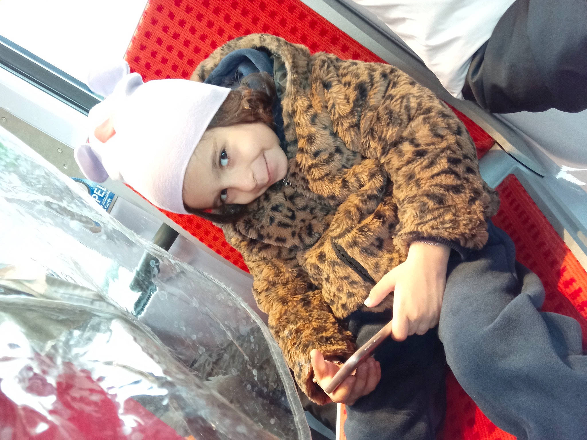 Anays participe au concours pour gagner de l'argent avec cette photo : automotive_design, automotive_exterior, automotive_lighting, automotive_tire, automotive_window_part, bumper, car, fun, glass, headwear, hood, joy, leisure, motor_vehicle, person, smile, tent, toddler, tree, trunk