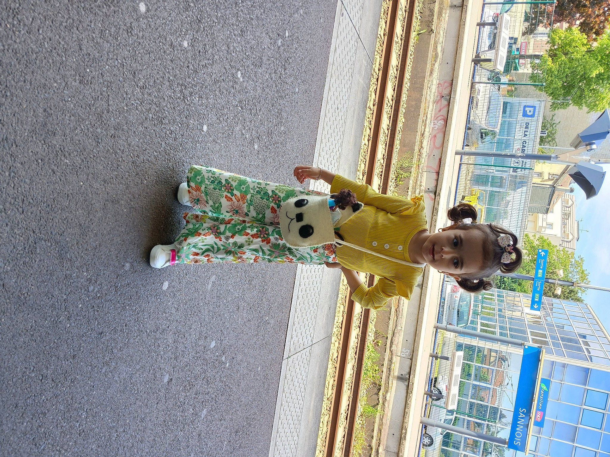 Anays a rejoint le concours — aidez-le/la à gagner de superbes lots ! art, asphalt, building, carmine, city, concrete, facade, person, road_surface, sidewalk, sky, tree, urban_design, visual_arts