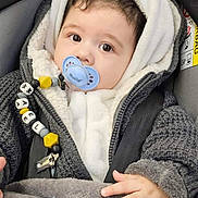 Maël a rejoint le concours — aidez-le/la à gagner de superbes lots ! baby, blanket, bodypart, clothing, coat, face, finger, happy, hat, head, hood, hoodie, jacket, knitwear, person, photography, portrait, smile, sweater, sweatshirt