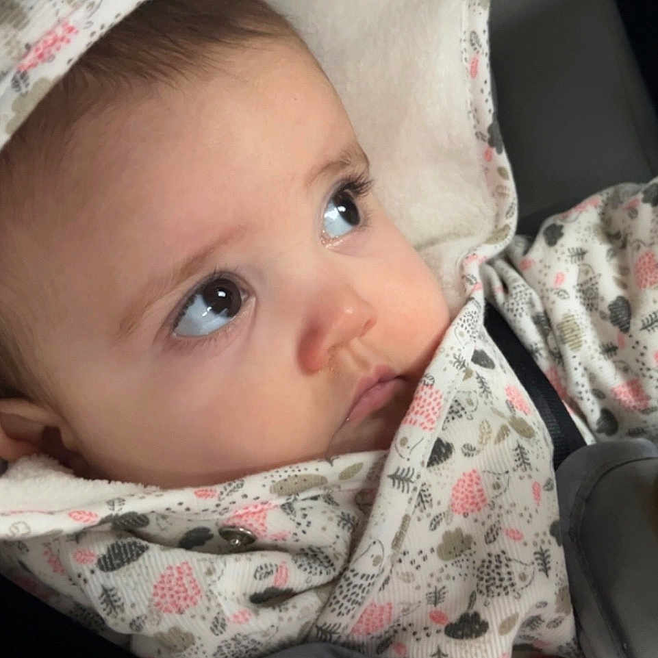 Allexie a rejoint le concours — aidez-le/la à gagner de superbes lots ! baby, car_seat, child, closeup, coat, cozy, cute, expression, eyes, face, headwear, hood, indoors, infant, looking_away, pattern, seatbelt, small_person, soft_texture, warm_clothing