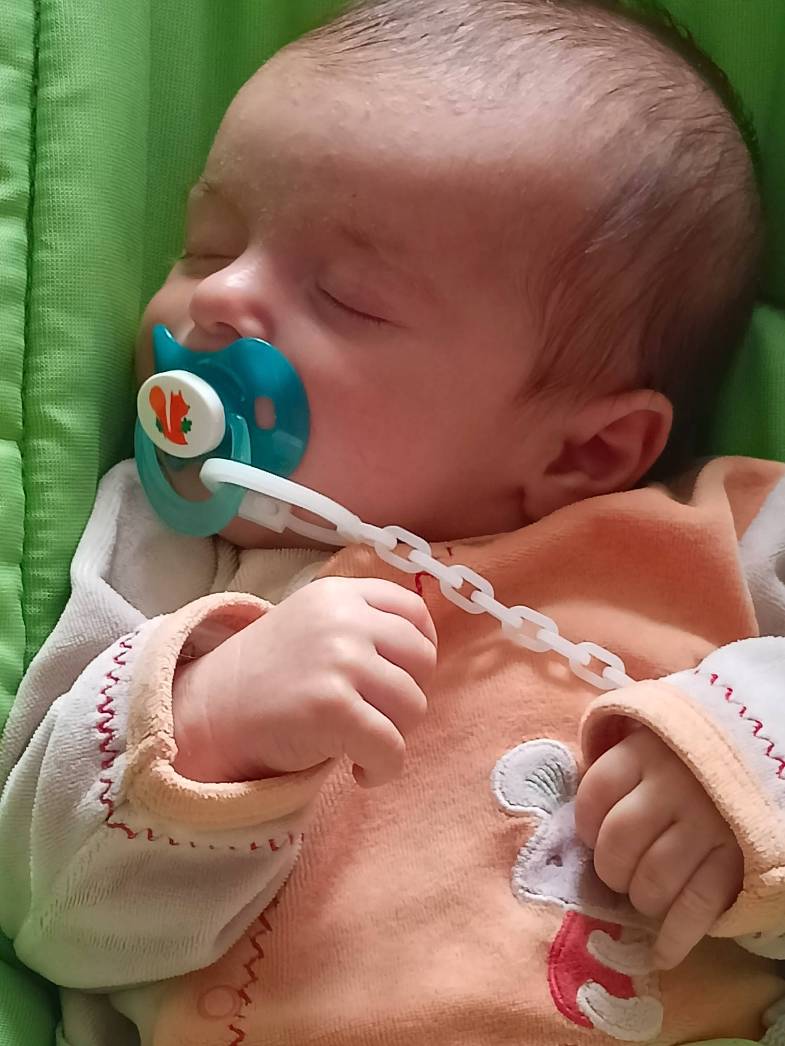 Louka participe au concours pour gagner de l'argent avec cette photo : baby, baby_toddler_clothing, cheek, chin, ear, eyelash, face, facial_expression, finger, gesture, green, hand, human, human_body, lip, mouth, nose, organ, person, product