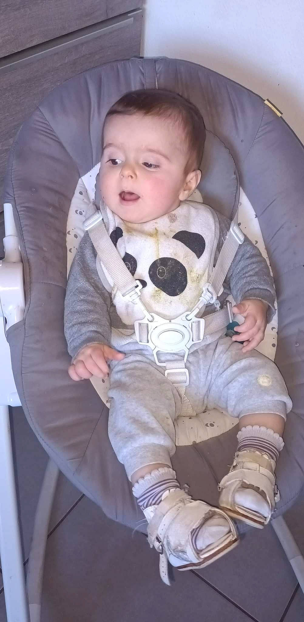 Louka participe au concours pour gagner de l'argent avec cette photo : arm, baby, baby_carriage, baby_toddler_clothing, car_seat, chair, cheek, clothing, comfort, cool, eye, finger, hand, leg, mouth, outerwear, person, skin, sleeve, smile