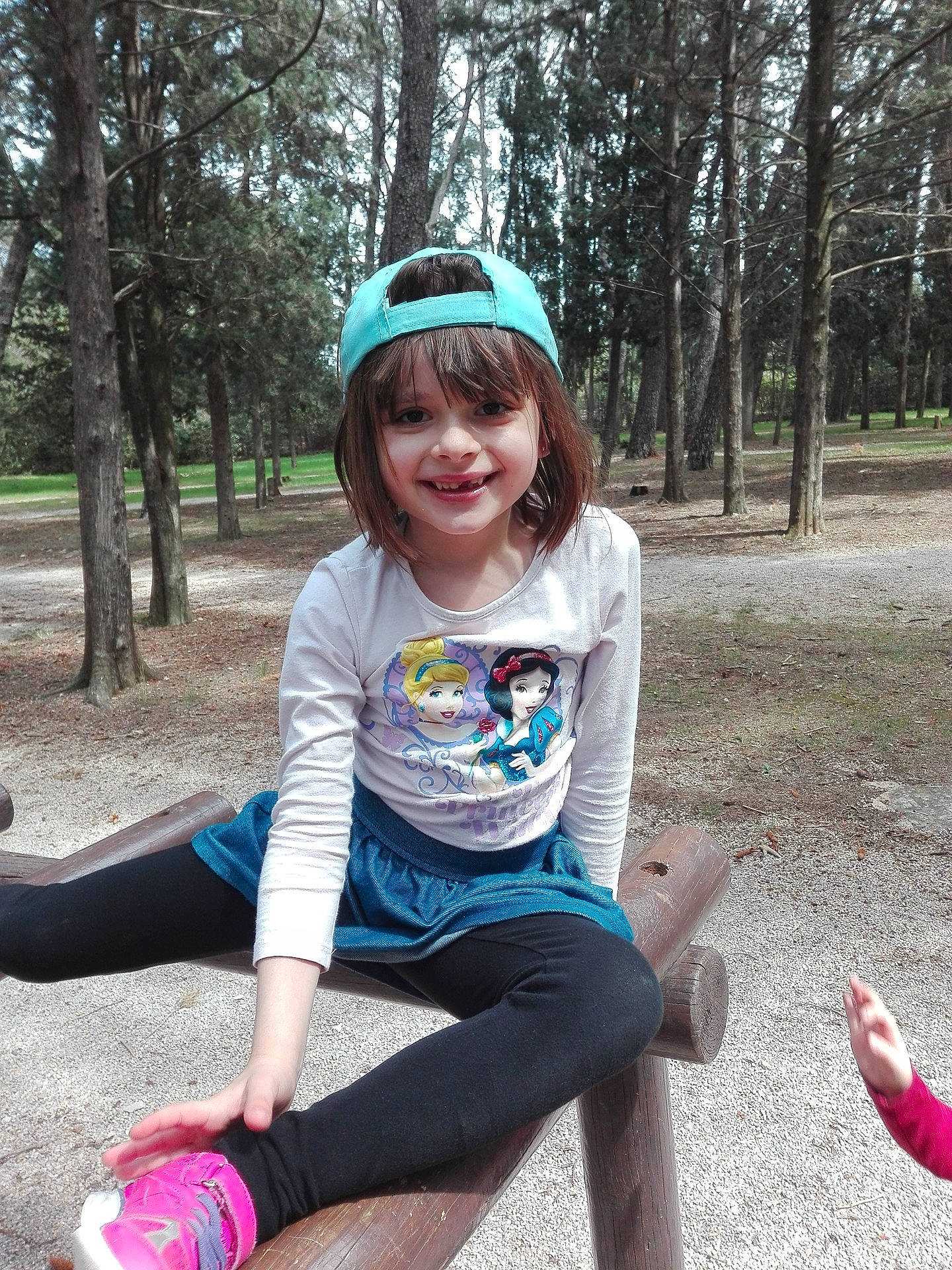 Jade participe au concours pour gagner de l'argent avec cette photo : blue, cap, child, clothing, cool, day, emotion, facial_expression, fashion_accessory, fun, girl, headgear, headwear, joy, outerwear, person, pink, plant, play, recreation