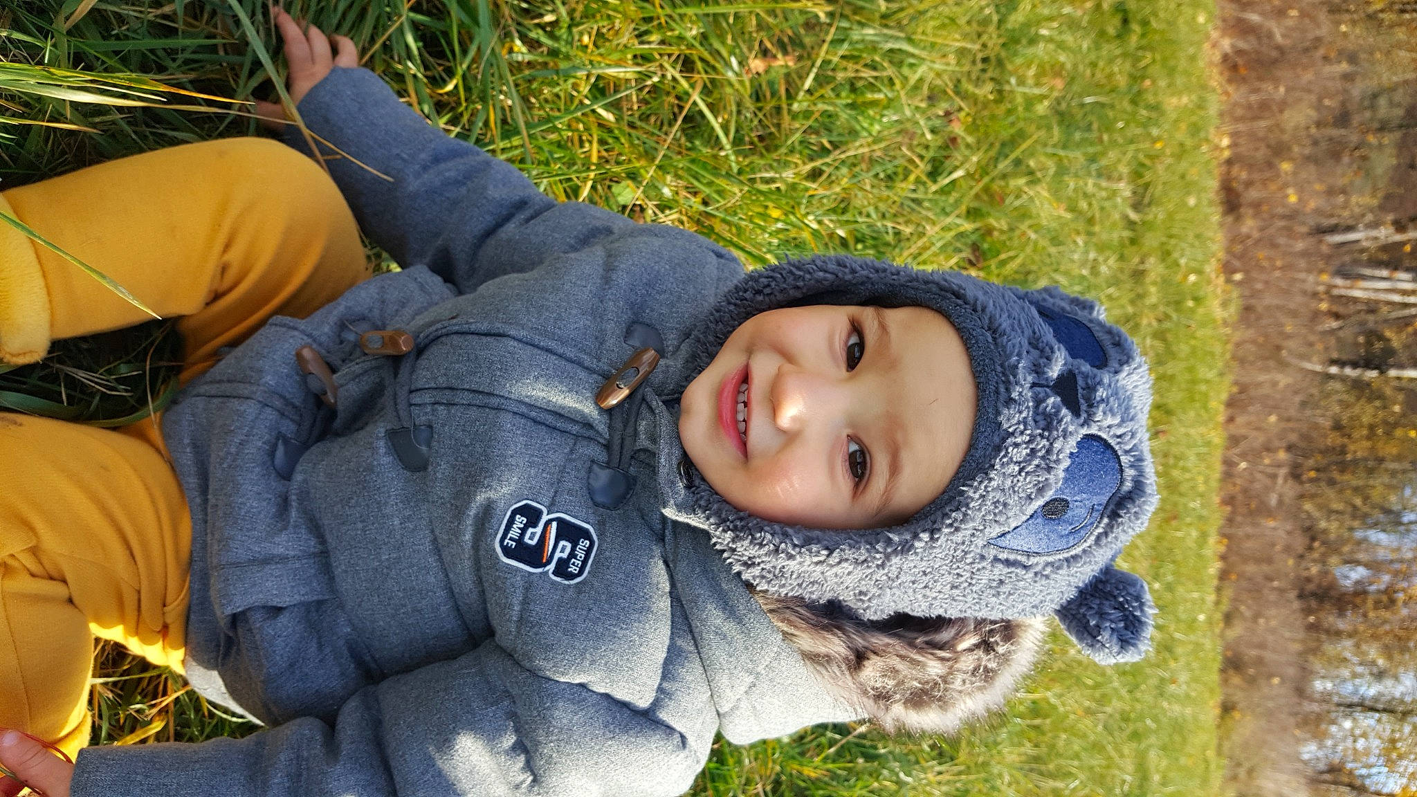 Tymaiho a rejoint le concours — aidez-le/la à gagner de superbes lots ! botany, child, denim, electric_blue, freezing, fun, grass, grass_family, happy, headwear, jacket, joy, leisure, mammal, outerwear, people_in_nature, person, plant, recreation, sitting