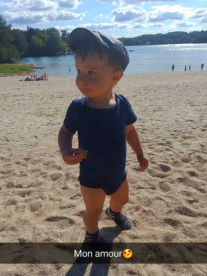 Tymaiho participe au concours pour gagner de l'argent avec cette photo : beach, cloud, coastal_and_oceanic_landforms, fun, happy, leisure, morning, natural_environment, nature, people_in_nature, people_on_beach, person, sand, shorts, sky, sleeve, standing, summer, toddler, travel