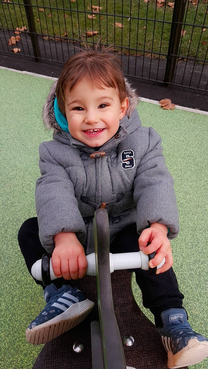 Tymaiho participe au concours pour gagner de l'argent avec cette photo : baby, baby_carriage, baby_toddler_clothing, cheek, clothing, finger, fun, gesture, grass, hand, happy, joy, knee, people, people_in_nature, person, product, recreation, sleeve, smile