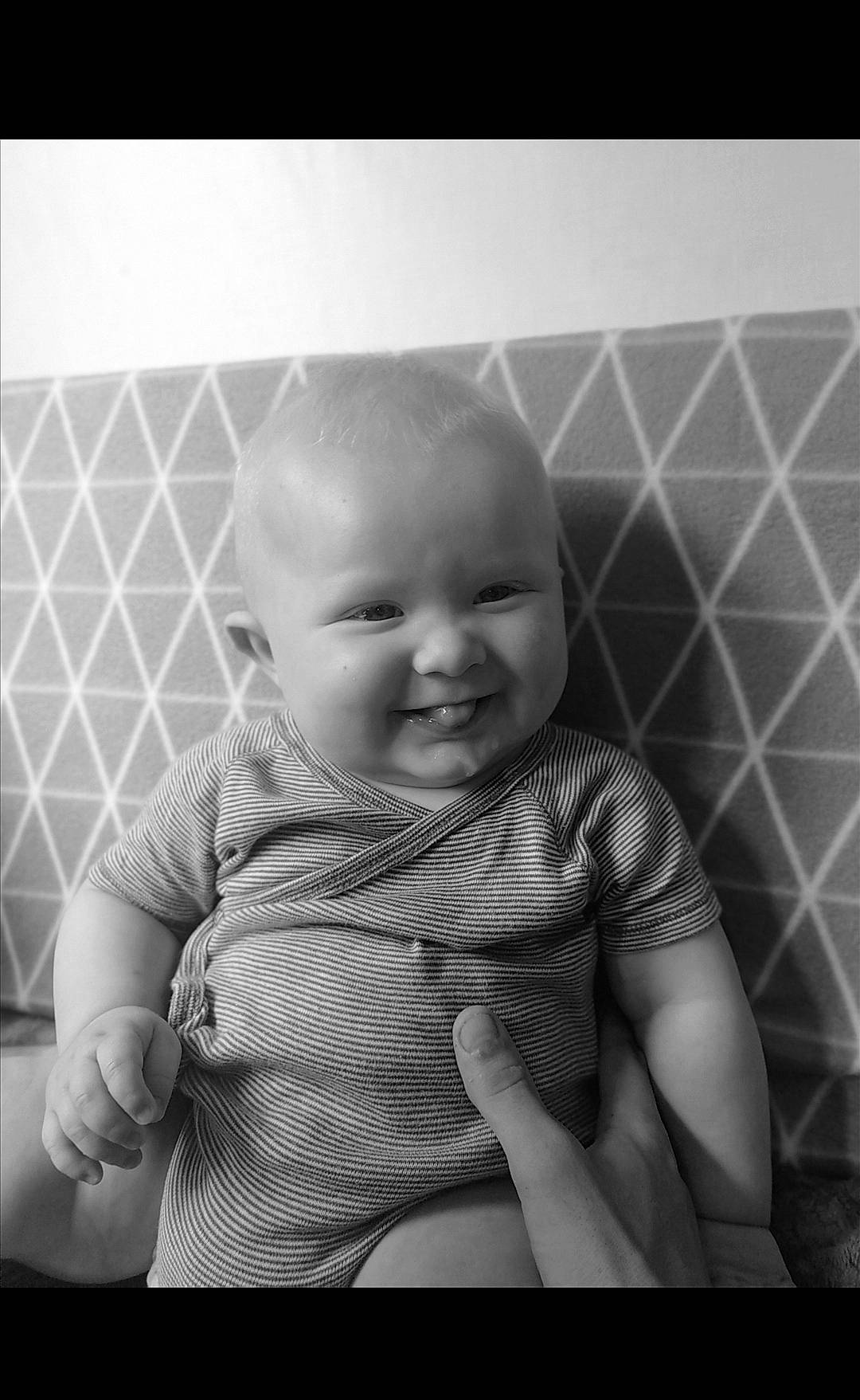 Mayeron a rejoint le concours — aidez-le/la à gagner de superbes lots ! baby, baby_toddler_clothing, black_and_white, child, comfort, flash_photography, fun, gesture, happy, iris, joy, laugh, monochrome, monochrome_photography, pattern, person, sitting, skin, sleeve, smile
