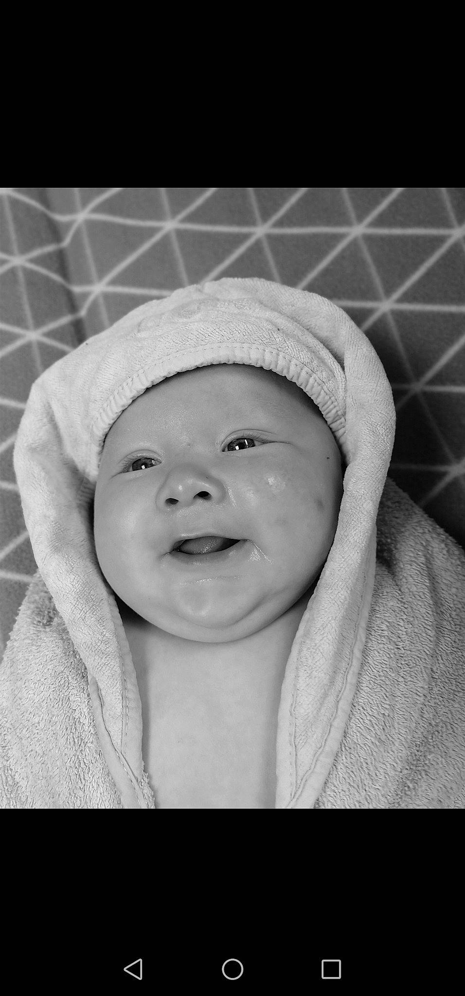 Mayeron participe au concours pour gagner de l'argent avec cette photo : baby, baby_laughing, cap, cheek, child, comfort, eyebrow, face, flash_photography, fun, happy, headwear, iris, laugh, lip, monochrome, monochrome_photography, nose, person, sleeve