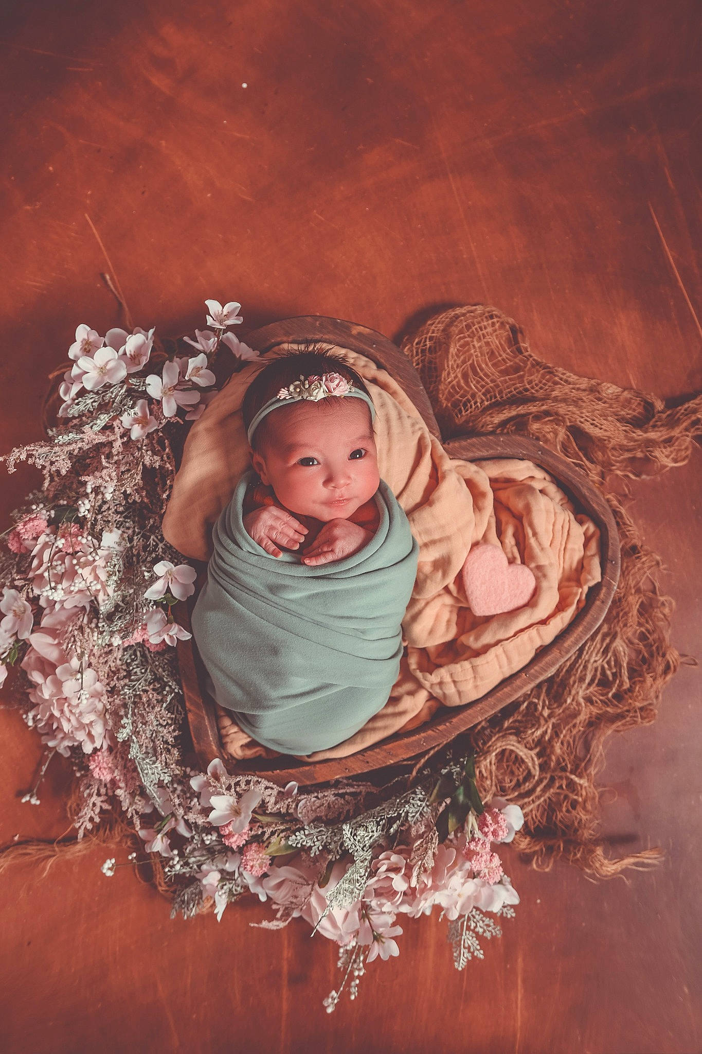 Lya a rejoint le concours — aidez-le/la à gagner de superbes lots ! baby, child, circle, flash_photography, happy, headwear, human_body, illustration, interior_design, jewellery, magenta, ornament, person, portrait_photography, sitting, still_life_photography, stock_photography, toddler, tree, twig
