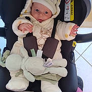 William a rejoint le concours — aidez-le/la à gagner de superbes lots ! baby, car_seat, onesie, hat, plush_toy, indoor, child, infant, clothing, person, seatbelt, floor_tiles, cute, warm, bundle, hand, footwear, expression, headwear, safety