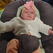 Tiffany a rejoint le concours — aidez-le/la à gagner de superbes lots ! baby, infant, headband, pink_flower, clothing, baby_seat, cushion, wooden_chair, indoor, person, cute, reclining, cozy, home, furniture, child, portrait, soft_toys, curious, comfortable