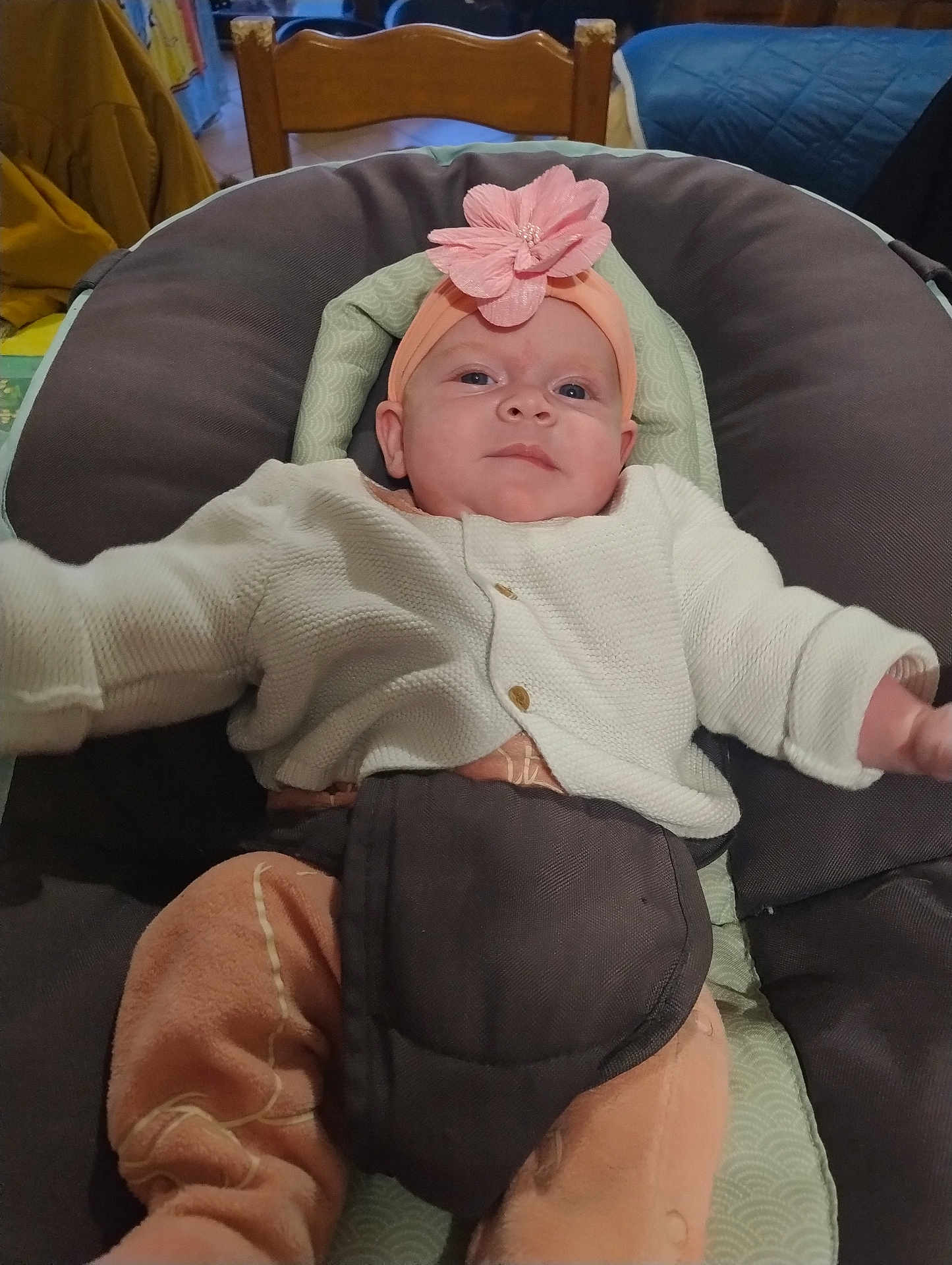 Tiffany a rejoint le concours — aidez-le/la à gagner de superbes lots ! baby, infant, headband, pink_flower, clothing, baby_seat, cushion, wooden_chair, indoor, person, cute, reclining, cozy, home, furniture, child, portrait, soft_toys, curious, comfortable