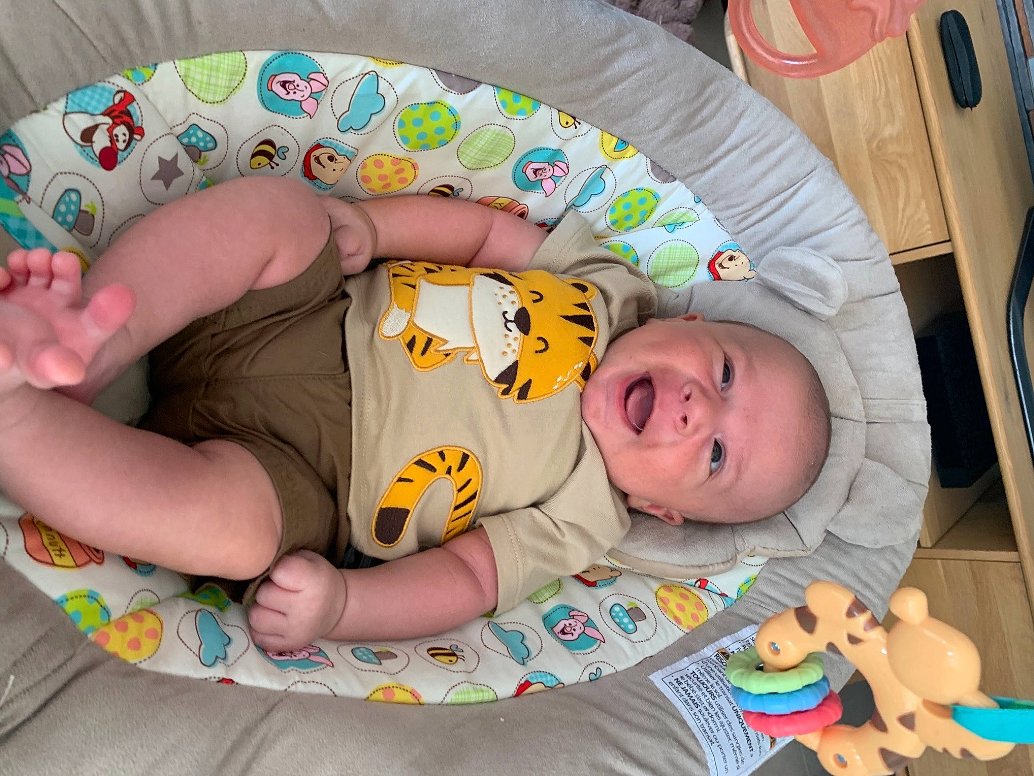 Leandro participe au concours pour gagner de l'argent avec cette photo : baby, baby_products, baby_toddler_clothing, cheek, child, comfort, facial_expression, finger, fun, head, human_body, leg, mammal, organ, person, product, room, sitting, skin, toddler
