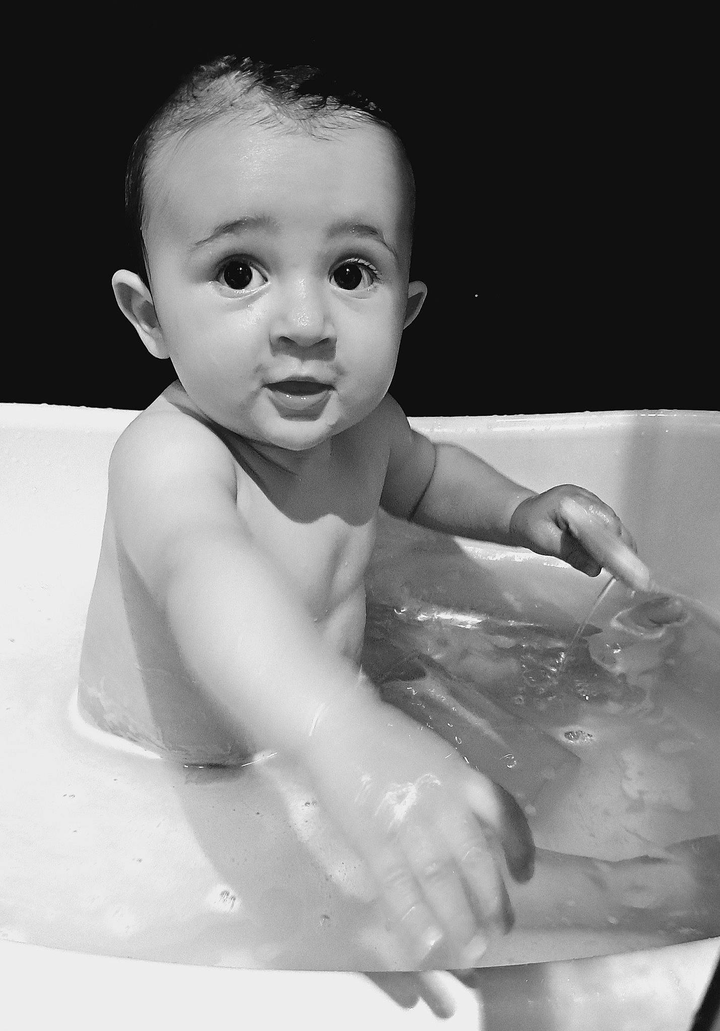 Marius participe au concours pour gagner de l'argent avec cette photo : baby_bathing, bathing, bathroom, black, black_and_white, cheek, facial_expression, finger, flash_photography, fluid, gesture, hairstyle, happy, human_body, lip, liquid, muscle, person, standing, style