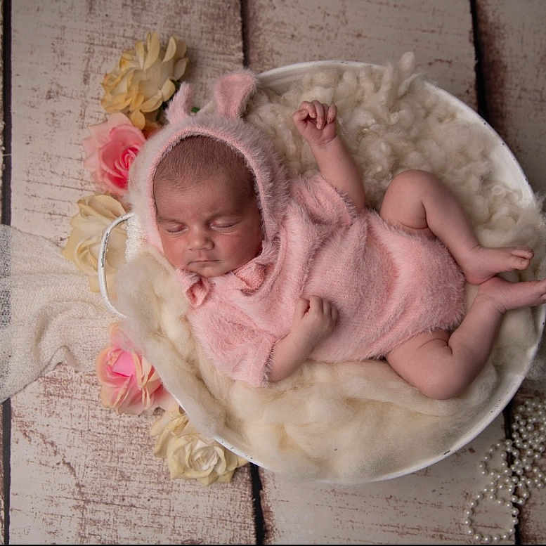 Amara participe au concours pour gagner de l'argent avec cette photo : adorable, baby, basket, bunny_ears, child, cozy, cute, flowers, indoors, infant, newborn, peaceful, pearls, pink_outfit, portrait, props, resting, sleeping, soft_blanket, wooden_floor