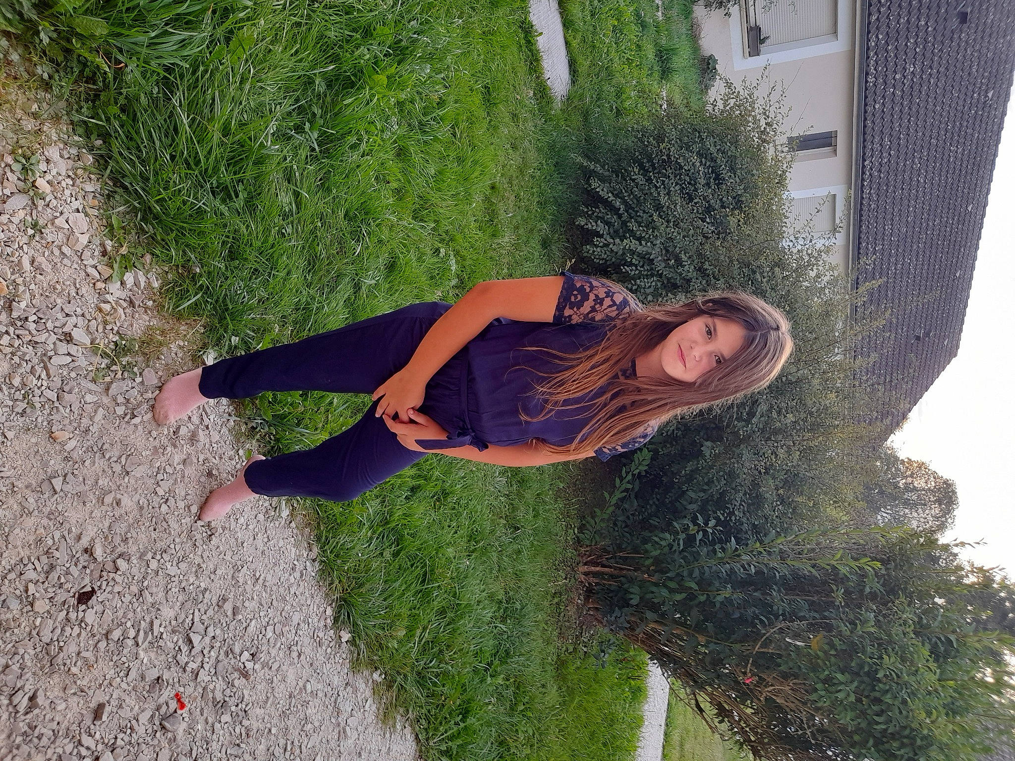 Leïla a rejoint le concours — aidez-le/la à gagner de superbes lots ! asphalt, fun, grass, happy, human_leg, landscape, leisure, people_in_nature, person, plant, road_surface, shadow, shrub, smile, soil, thigh, tree