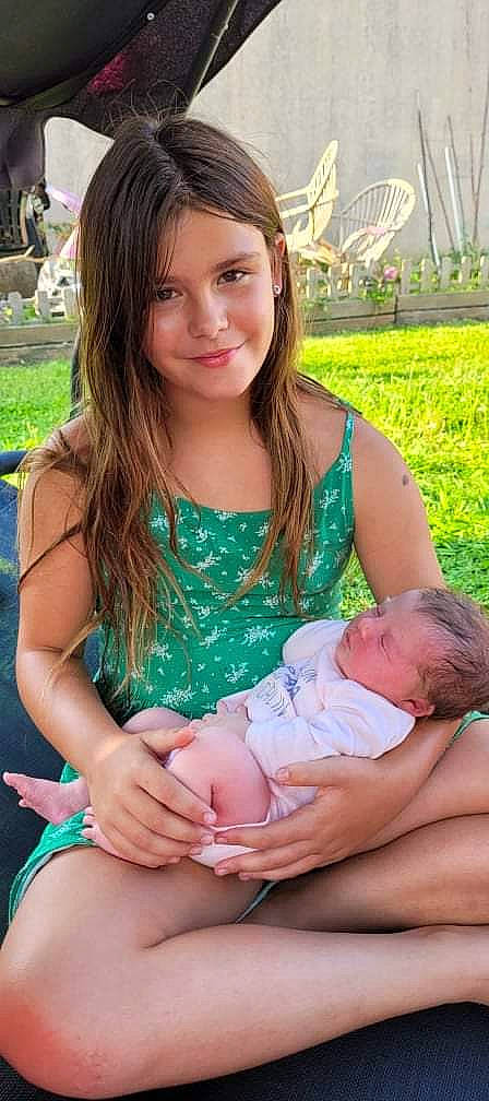Leïla participe au concours pour gagner de l'argent avec cette photo : baby, face, facial_expression, finger, grass, green, hand, happy, head, joy, lap, organ, people, person, photograph, pink, plant, skin, smile, stomach