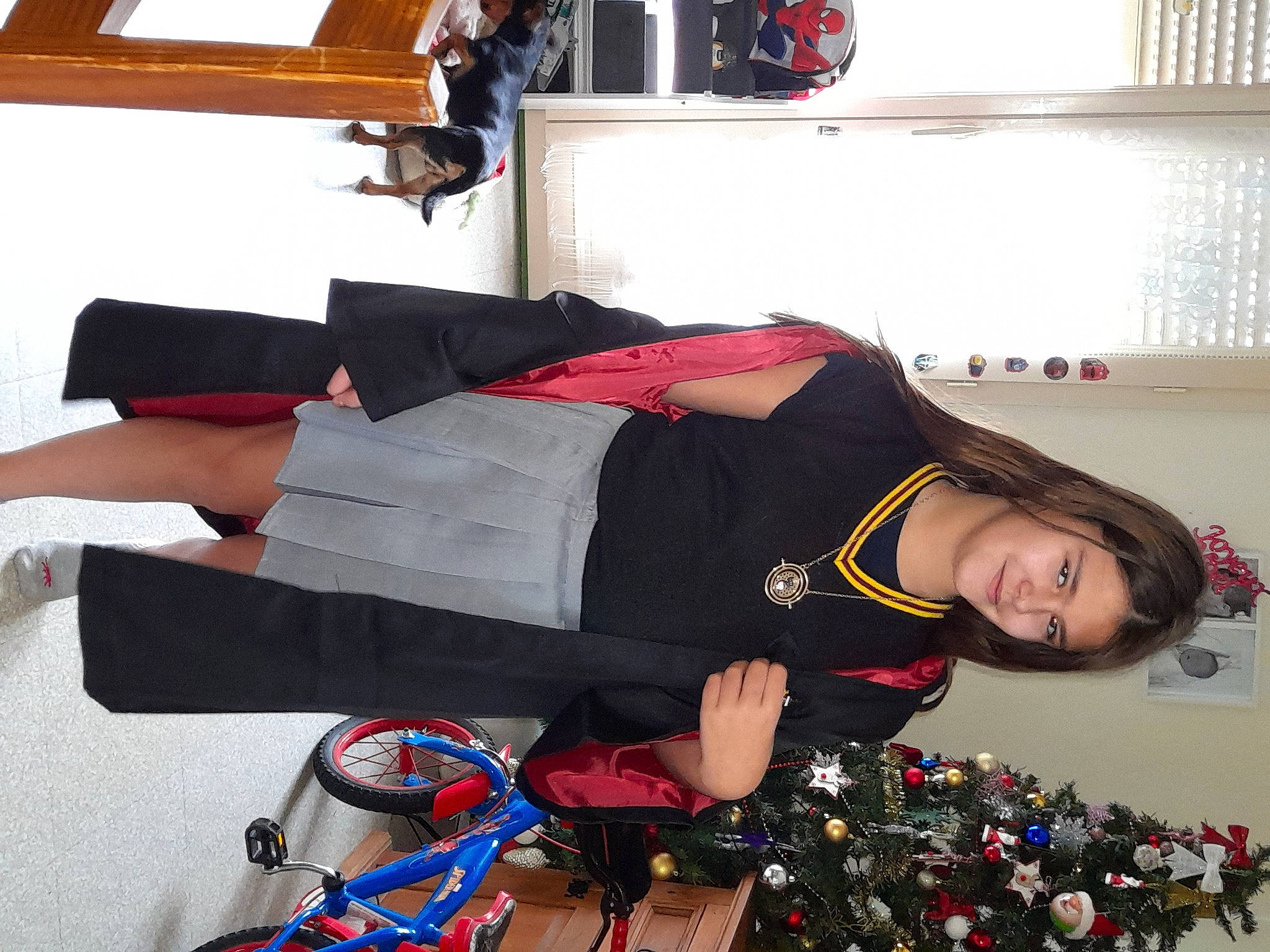 Leïla participe au concours pour gagner de l'argent avec cette photo : comfort, dress, elbow, event, eyewear, fashion_accessory, fun, human_leg, joint, joy, knee, leg, person, physical_fitness, room, smile, sportswear, thigh, toy, waist