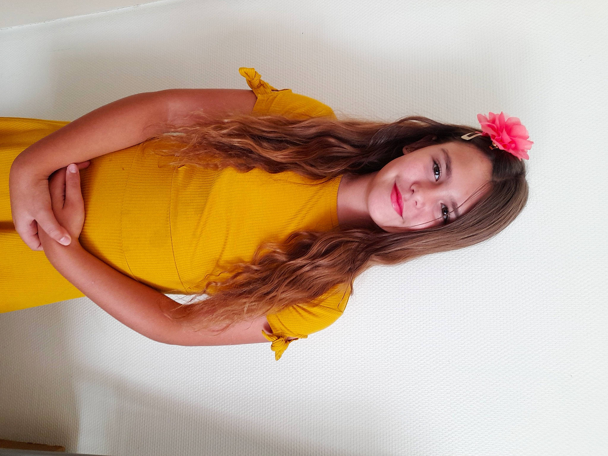 Leïla participe au concours pour gagner de l'argent avec cette photo : arm, black_hair, comfort, dress, elbow, fashion, flash_photography, hairstyle, happy, joint, joy, leg, lip, neck, orange, person, shoulder, skin, smile, textile