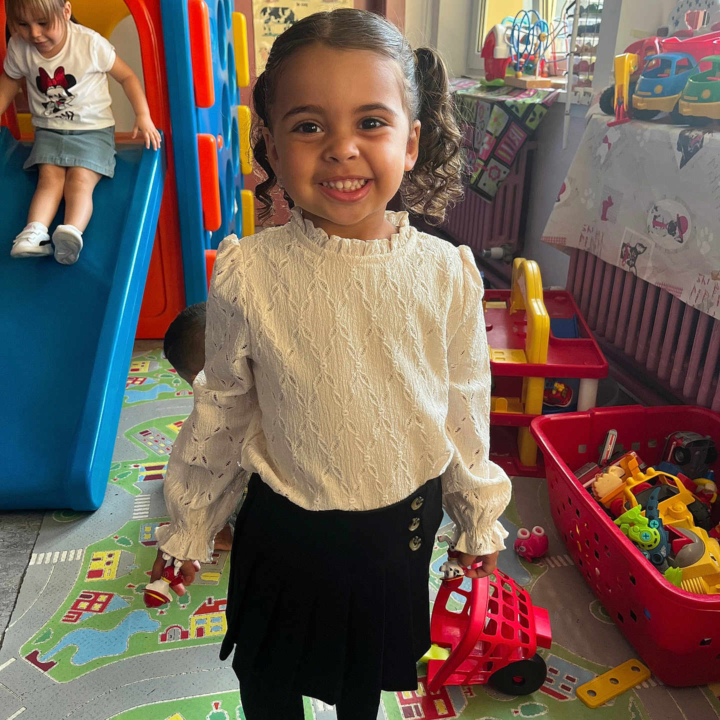 Talya a rejoint le concours — aidez-le/la à gagner de superbes lots ! boy, child, clothing, face, female, footwear, girl, head, indoors, knitwear, machine, male, person, photography, playarea, portrait, shoe, shorts, sweater, wheel