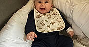 élio a rejoint le concours — aidez-le/la à gagner de superbes lots ! baby, bib, blanket, child, clothing, couch, cozy, cute, eyes, face, hands, happy, indoors, infant, nursery, pillow, portrait, seated, smile, socks