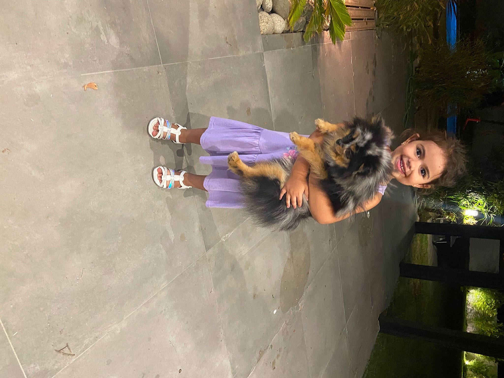 Carolina participe au concours pour gagner de l'argent avec cette photo : adventure, concrete, fun, happy, houseplant, joy, leisure, person, plant, recreation, sandal, sidewalk, smile, thigh, tree