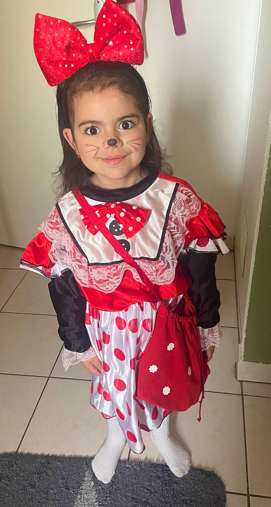 Carolina a rejoint le concours — aidez-le/la à gagner de superbes lots ! baby_toddler_clothing, child, costume, costume_hat, day_dress, dress, embellishment, event, face, fashion_design, happy, head, joy, one_piece_garment, pattern, person, pink, red, sleeve, smile