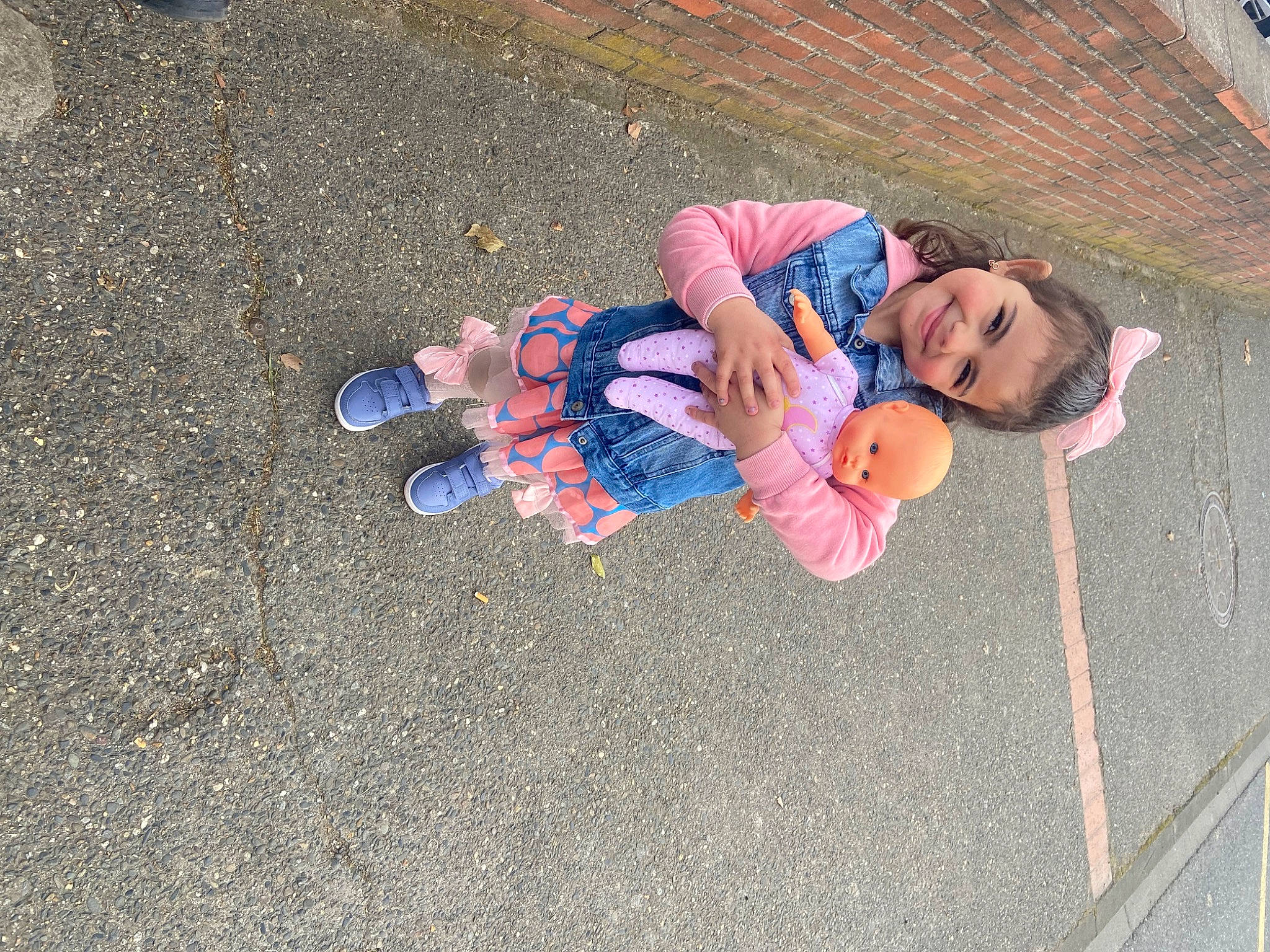 Carolina a rejoint le concours — aidez-le/la à gagner de superbes lots ! asphalt, baby, baby_toddler_clothing, child, concrete, electric_blue, fun, grass, human_leg, joy, person, play, recreation, road_surface, shadow, sidewalk, sitting, smile, soil, tar