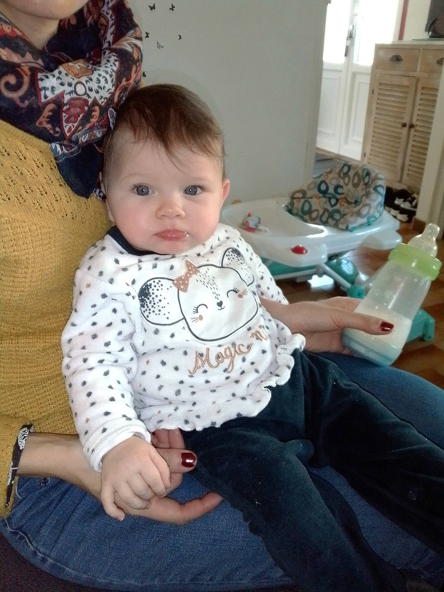 Olivia participe au concours pour gagner de l'argent avec cette photo : baby, child, person, sitting, sleeve, toddler