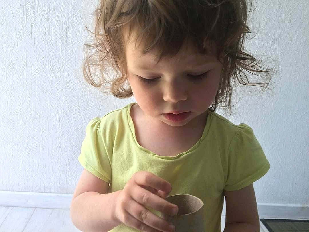 Olivia participe au concours pour gagner de l'argent avec cette photo : baby_toddler_clothing, blond, cheek, child, elbow, eyelash, finger, gesture, hand, happy, human_body, joint, nail, neck, nose, person, skin, sleeve, t_shirt, thumb