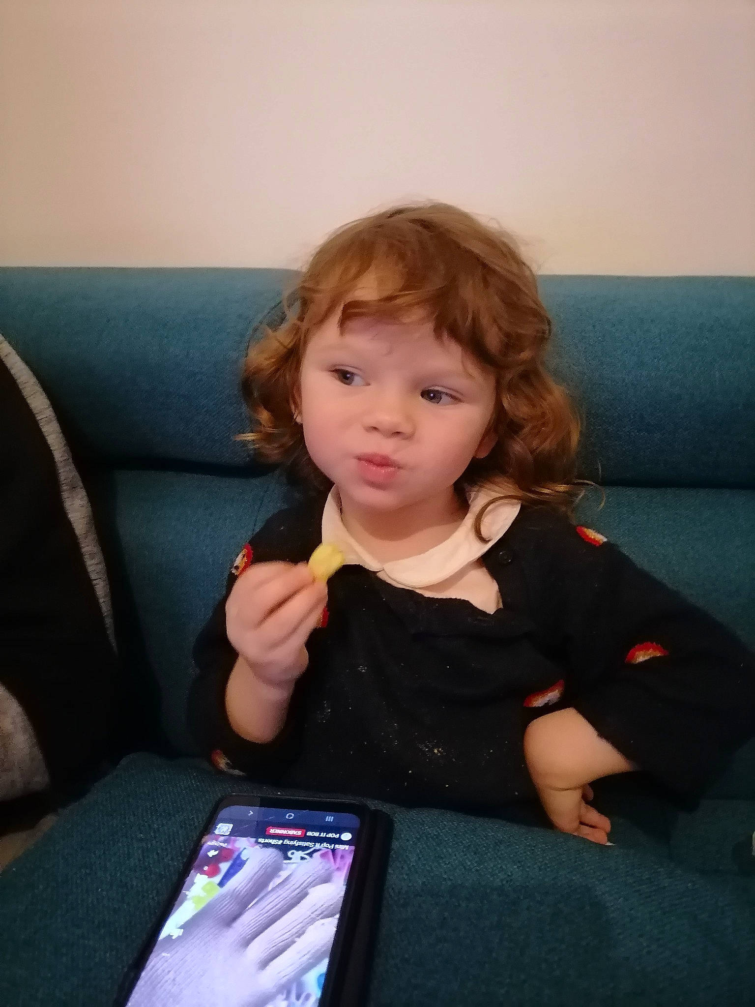 Olivia participe au concours pour gagner de l'argent avec cette photo : arm, baby_toddler_clothing, cheek, comfort, communication_device, electric_blue, electronic_device, finger, fun, gadget, hairstyle, iris, lap, mobile_device, person, portable_communications_device, room, sitting, t_shirt, tablet_computer