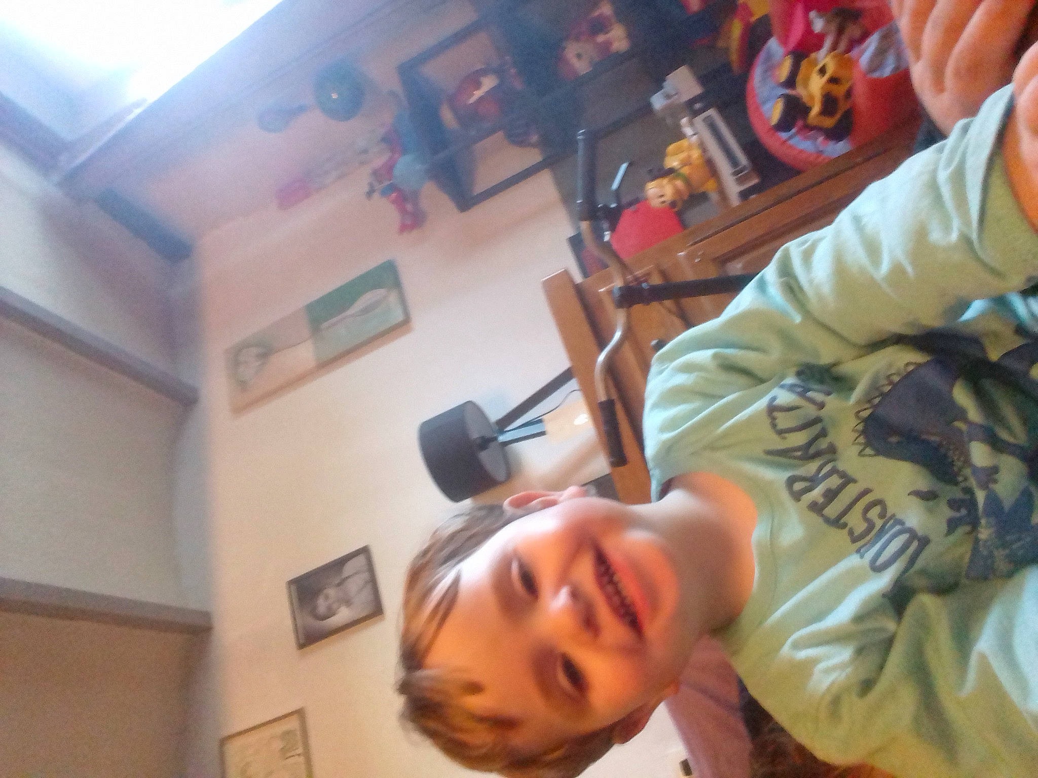 Tiago a rejoint le concours — aidez-le/la à gagner de superbes lots ! ceiling, child, eyebrow, eyelash, eyewear, finger, forehead, fun, gesture, happy, jaw, joy, mouth, nose, person, room, selfie, smile, t_shirt, thumb