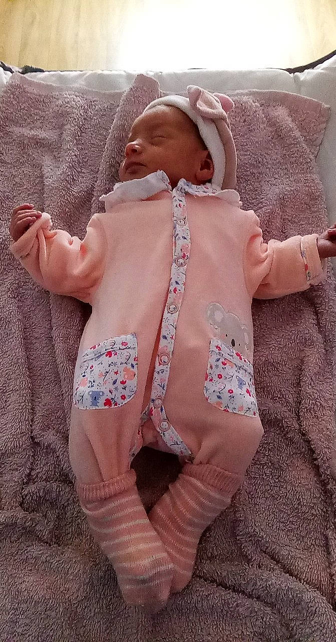 Kayna participe au concours pour gagner de l'argent avec cette photo : baby, bedding, blanket, child, linens, peach, person, pink, product, sleep, textile, toddler