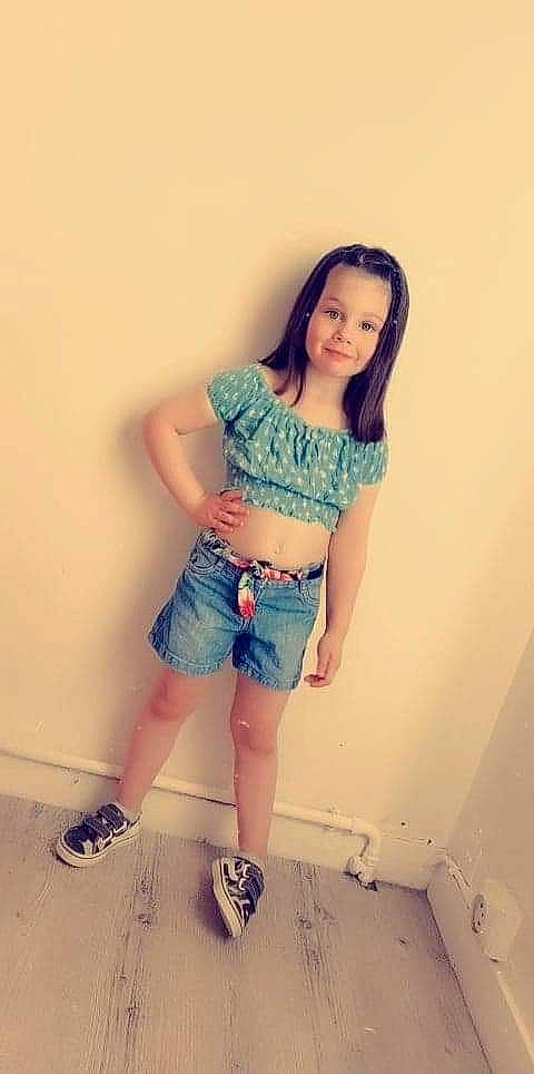 Mila participe au concours pour gagner de l'argent avec cette photo : beauty, black_hair, clothing, cool, crop_top, denim, fashion, human_leg, jeans, joint, joy, knee, leg, long_hair, person, photo_shoot, shorts, shoulder, t_shirt, thigh