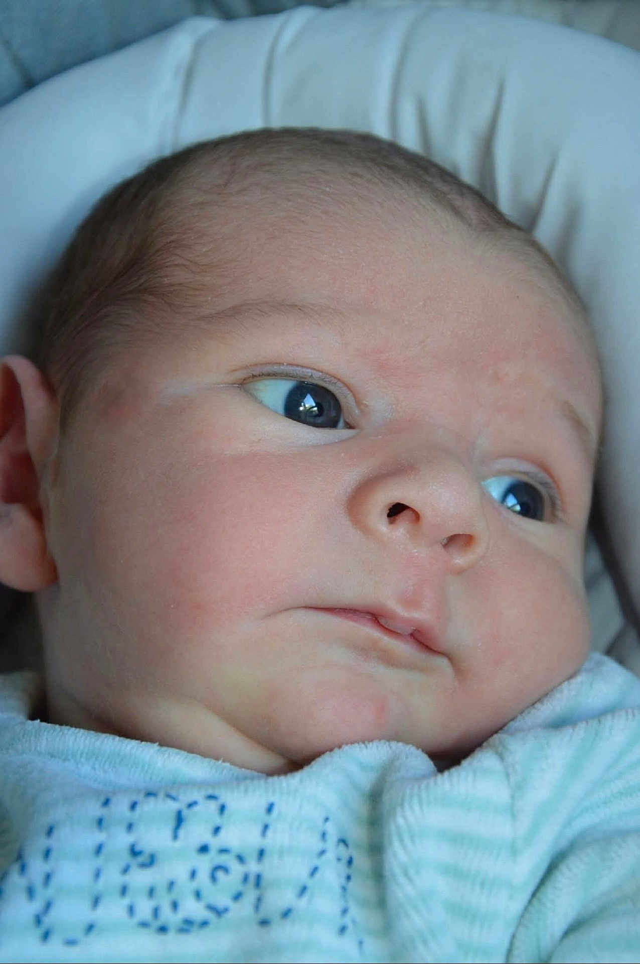 Milo a rejoint le concours — aidez-le/la à gagner de superbes lots ! baby, infant, face, closeup, newborn, eyes, skin, clothing, portrait, child, cute, expression, head, young, soft, cozy, indoors, person, newborn_clothes, babywear