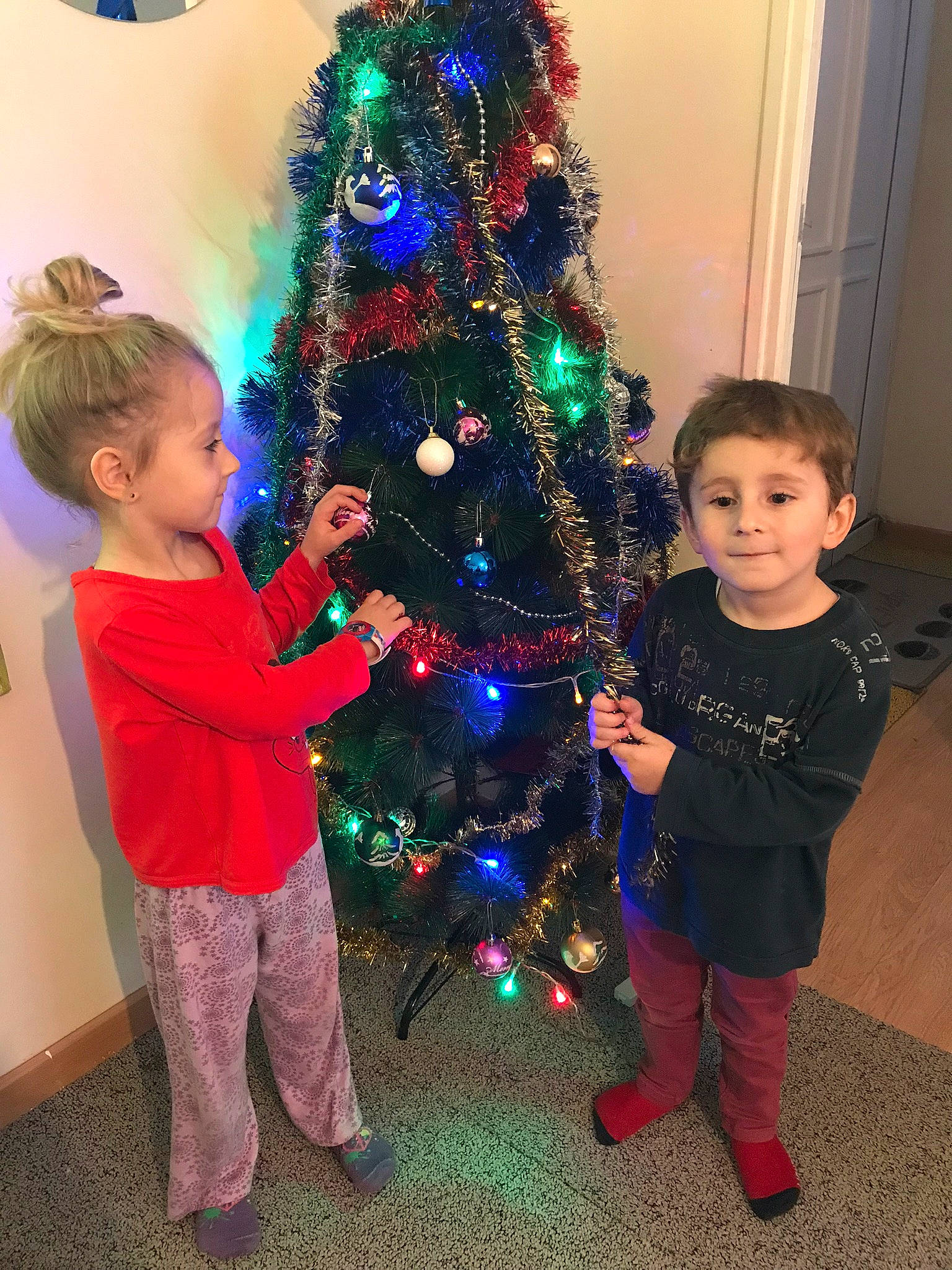 Deonis participe au concours pour gagner de l'argent avec cette photo : child, christmas, christmas_decoration, christmas_eve, christmas_ornament, christmas_tree, conifer, electric_blue, event, evergreen, fun, happy, holiday, holiday_ornament, joy, ornament, party_supply, person, toddler, toy