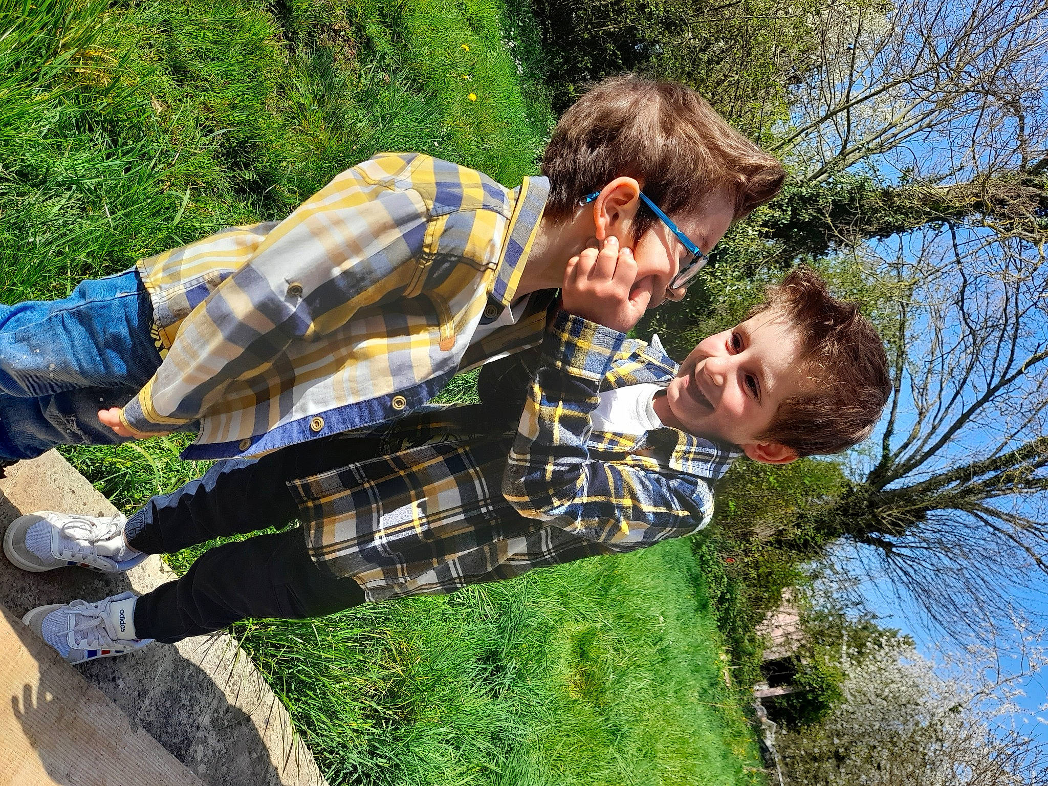 Deonis a rejoint le concours — aidez-le/la à gagner de superbes lots ! child, denim, eyewear, fun, grass, happy, joy, leisure, pattern, people_in_nature, person, plaid, plant, play, recreation, sky, soil, spring, t_shirt, tartan