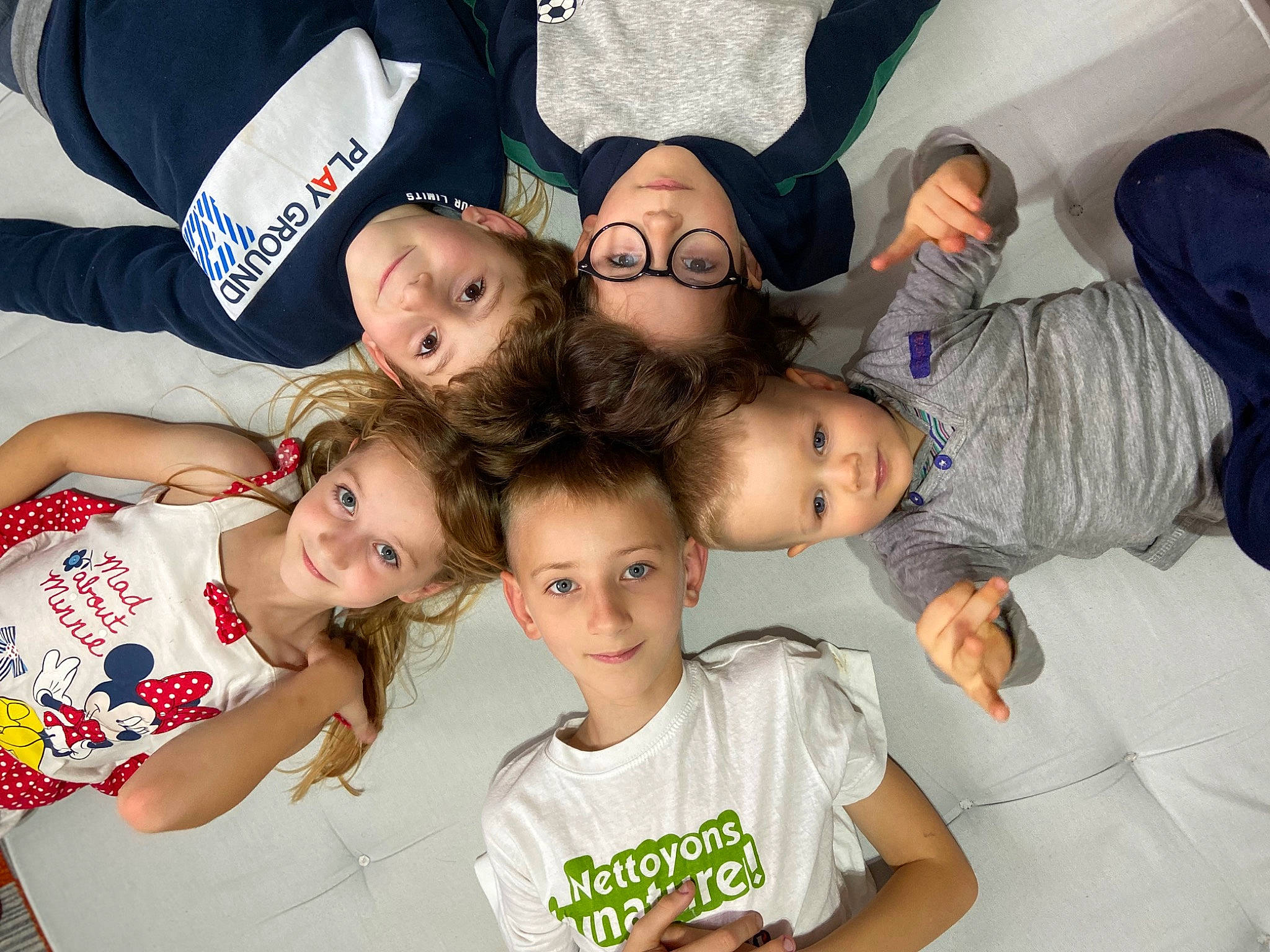 Deonis participe au concours pour gagner de l'argent avec cette photo : arm, child, comfort, event, fun, gesture, happy, human, joy, mammal, organ, person, sharing, shirt, sleeve, smile, social_group, t_shirt, team, toddler