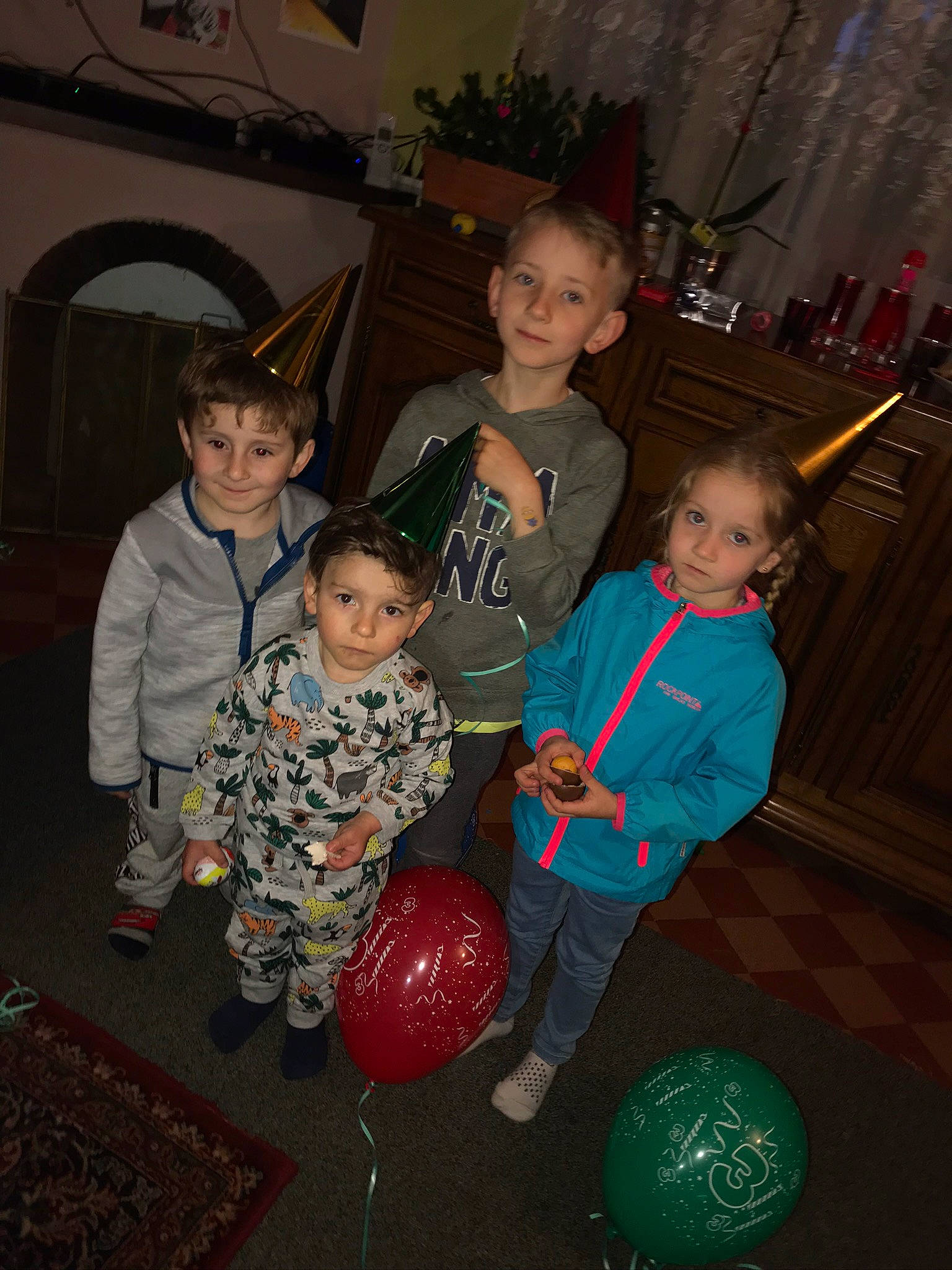 Deonis participe au concours pour gagner de l'argent avec cette photo : ball, child, christmas, event, eye, flooring, fun, holiday, joy, leisure, party, person, play, room, shoe, sneakers, social_group, space, t_shirt, temple