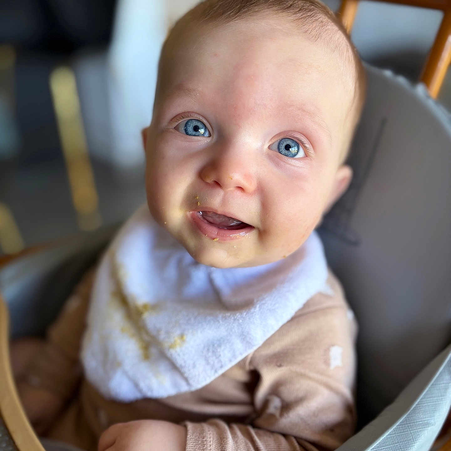 Aaron participe au concours pour gagner de l'argent avec cette photo : baby, bib, blue_eyes, child, close_up, clothing, cute, face, food, hand, happy, high_chair, indoor, infant, messy_face, portrait, seat, skin, smiling, young_child