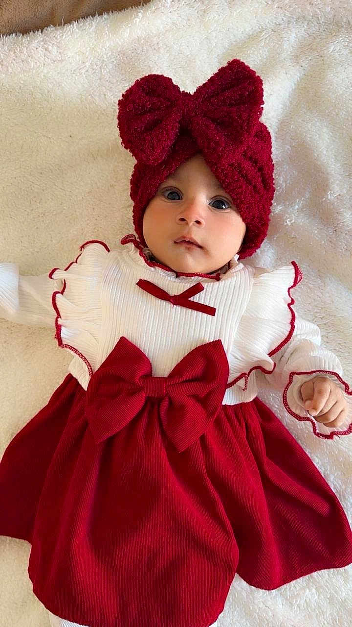 Insha Hamza a rejoint le concours — aidez-le/la à gagner de superbes lots ! baby, infant, child, red_bow, headband, white_blanket, red_dress, long_sleeves, ruffles, cute, portrait, indoors, soft_texture, clothing, fashion, face, person, laying_down, closeup, adorable