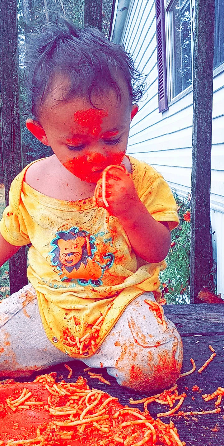 Kingslan is registered to the contest to win money with this photo: baby, baby_toddler_clothing, cheek, child, chin, dress, eye, hairstyle, happy, human_body, neck, nose, orange, person, pink, sleeve, smile, t_shirt, toddler, window
