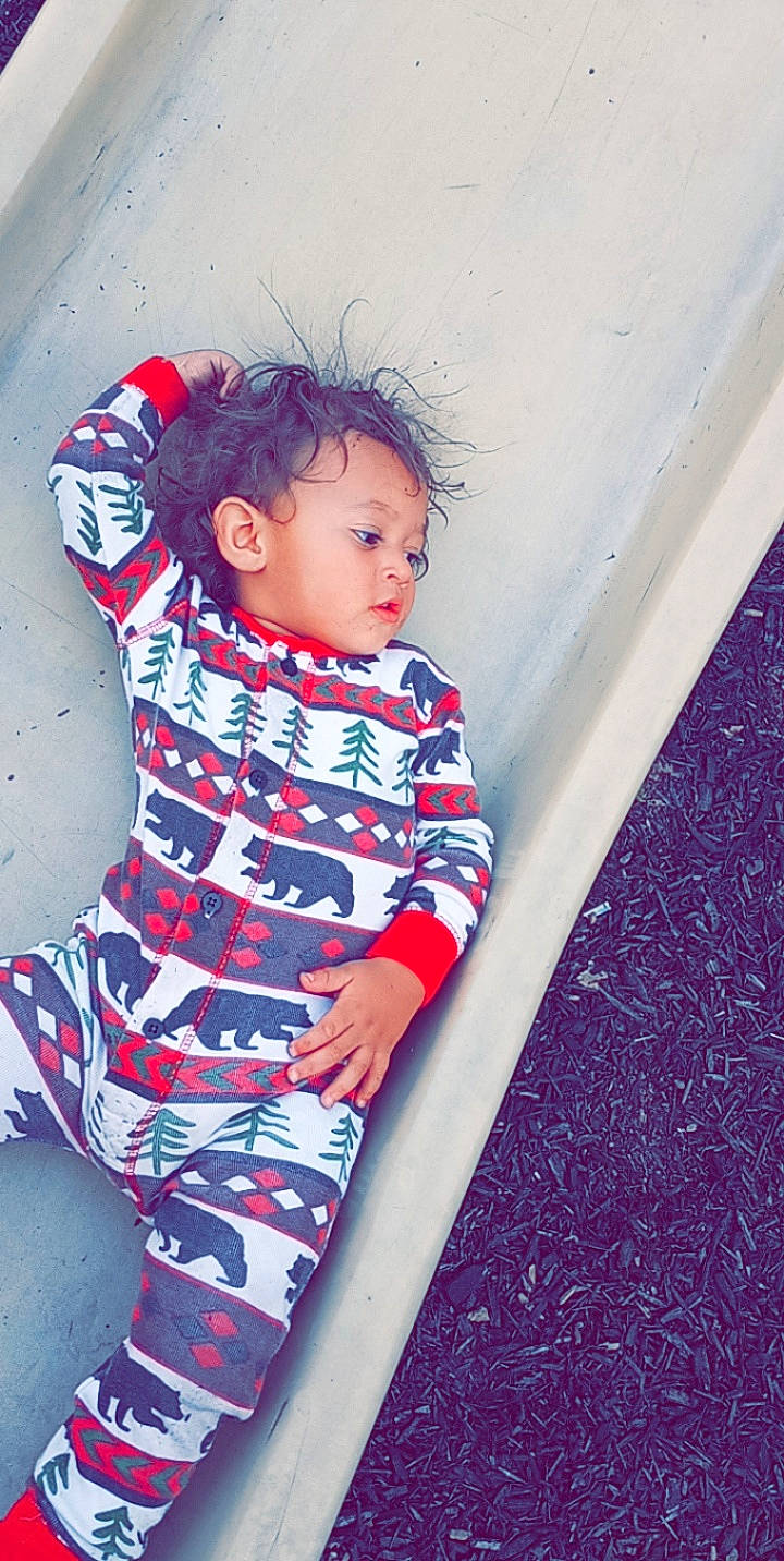 Kingslan is registered to the contest to win money with this photo: azure, baby, baby_toddler_clothing, beauty, child, electric_blue, eye, fun, head, human_body, human_leg, magenta, pattern, person, pink, skin, sleeve, t_shirt, tints_and_shades, toddler