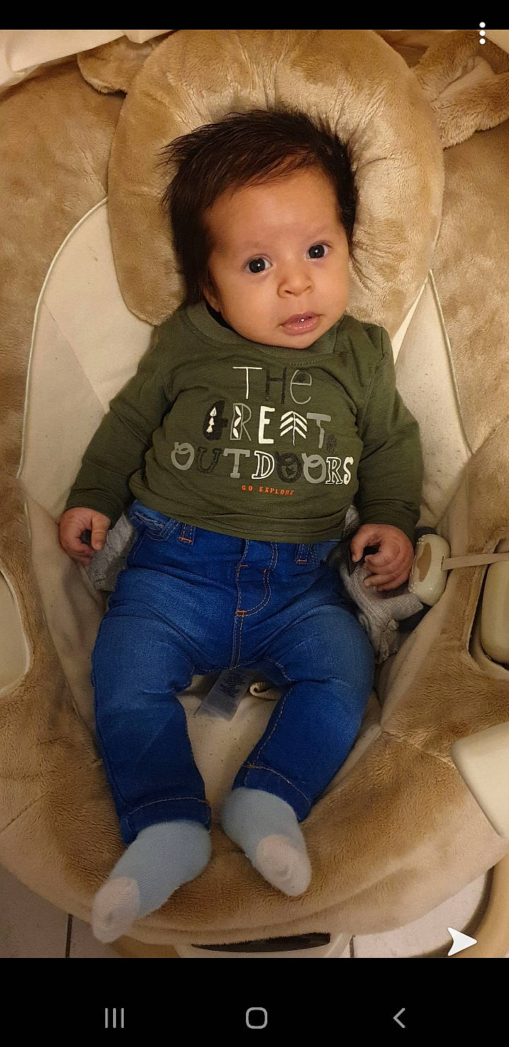 Naïl participe au concours pour gagner de l'argent avec cette photo : baby, cheek, child, eye, person, product, sitting, skin, toddler