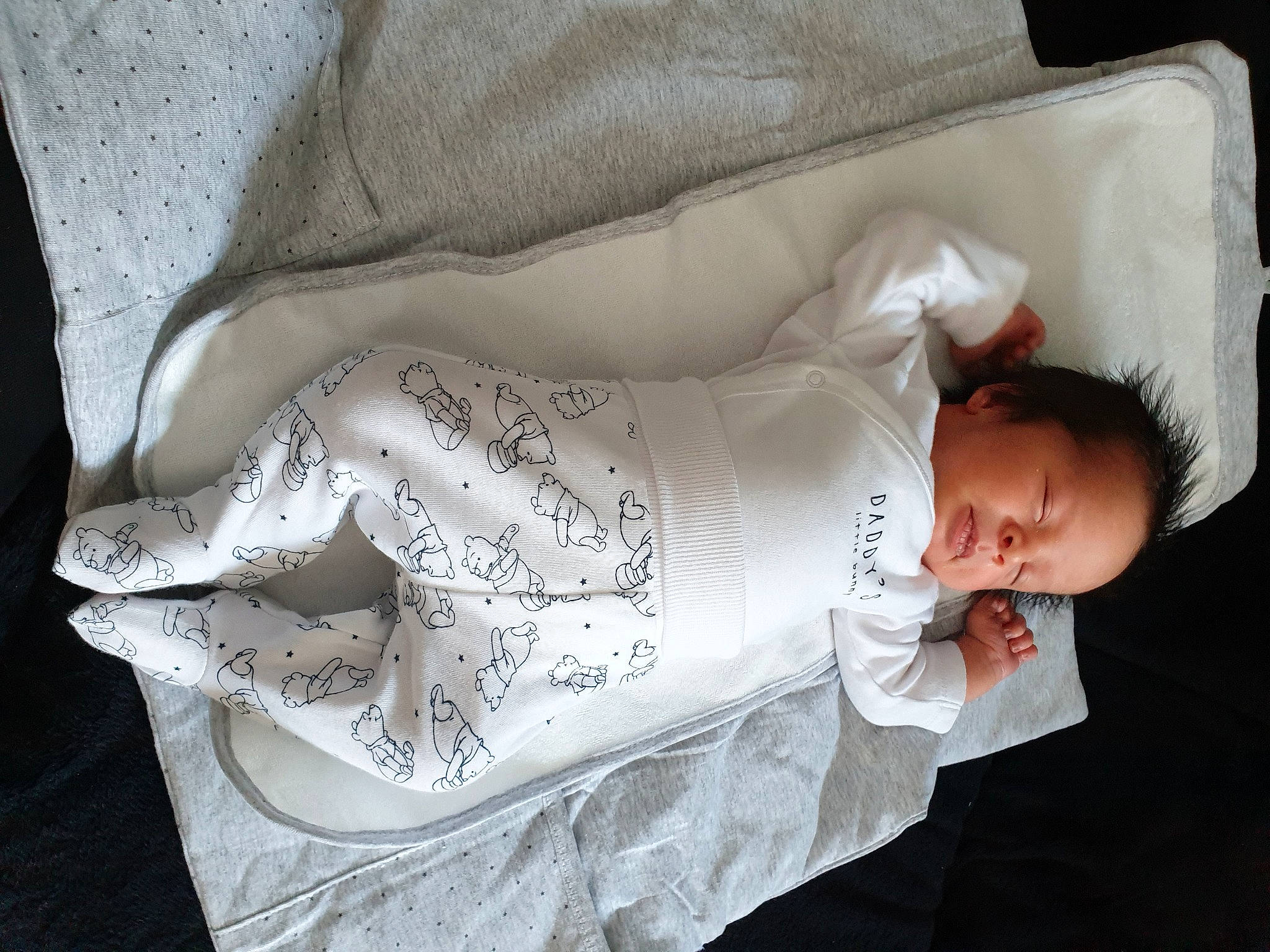 Naïl a rejoint le concours — aidez-le/la à gagner de superbes lots ! baby, bed_sheet, bedding, child, comfort, linens, person, pillow, sleep, textile, toddler