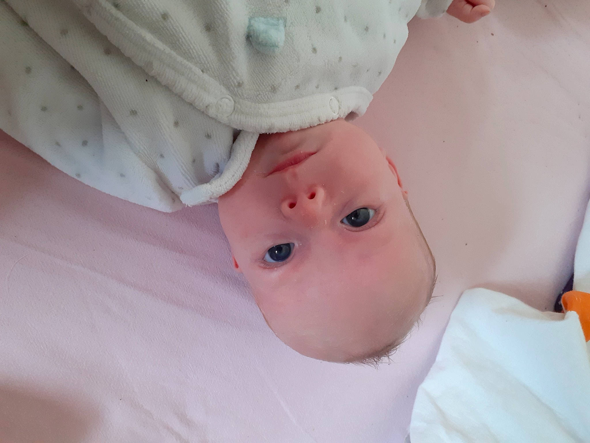 Juliana a rejoint le concours — aidez-le/la à gagner de superbes lots ! baby, baby_products, baby_toddler_clothing, cheek, comfort, dress, eye, eyelash, face, hat, human_body, linens, lip, nose, pattern, peach, person, pink, skin, sleeve