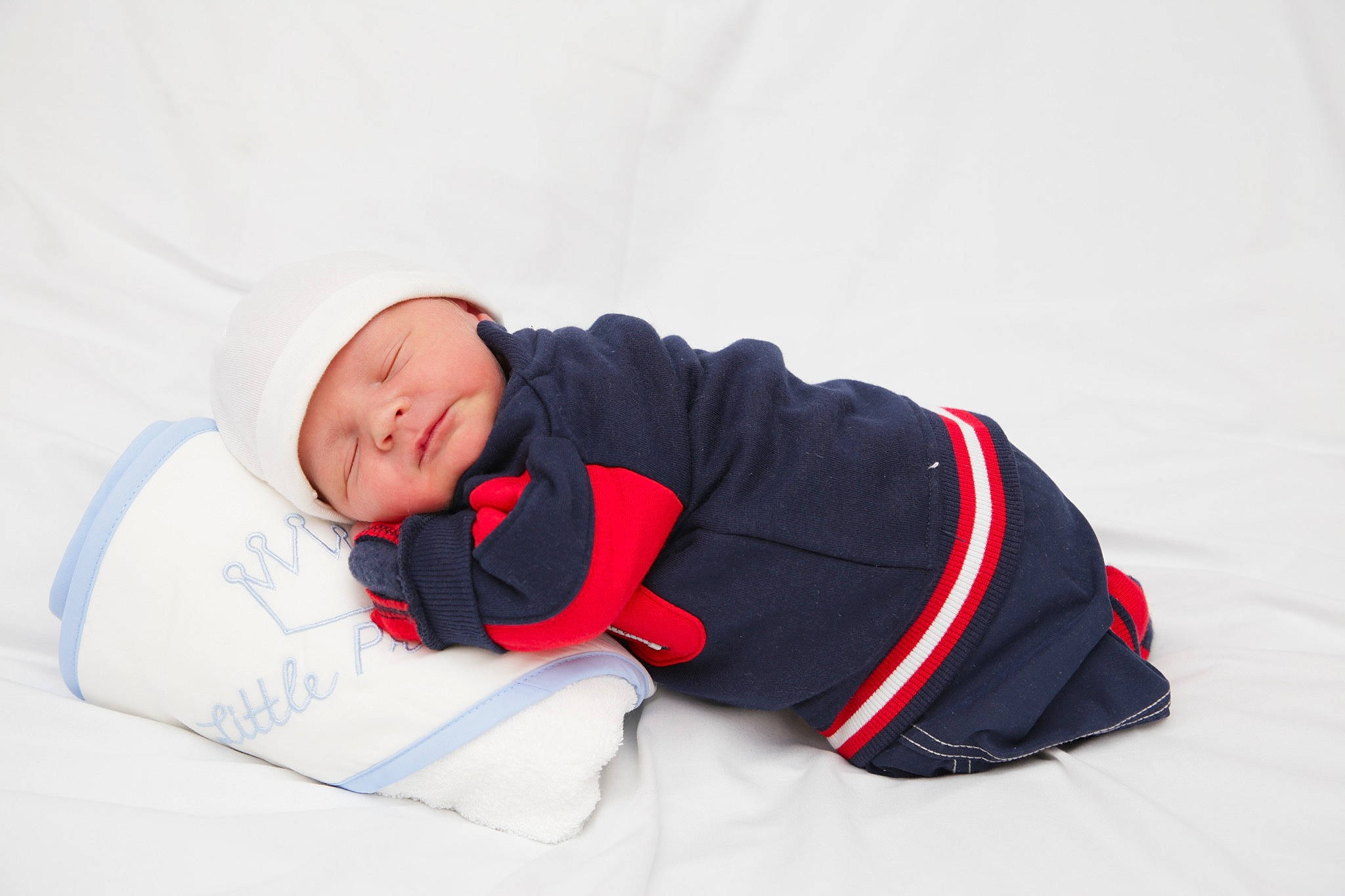 Nathan participe au concours pour gagner de l'argent avec cette photo : baby, baby_products, baby_sleeping, baby_toddler_clothing, bedtime, carmine, comfort, happy, headwear, hoodie, human_body, leisure, linens, outerwear, person, portrait_photography, sitting, sleeve, snow, t_shirt