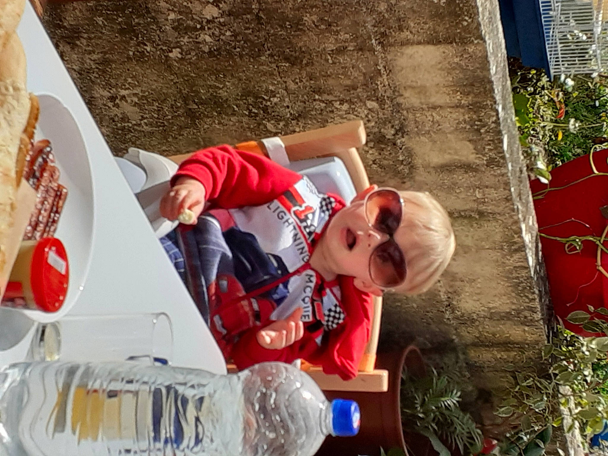 Nathan a rejoint le concours — aidez-le/la à gagner de superbes lots ! carmine, chair, event, food, fun, grass, hat, holiday, leisure, person, plant, recreation, sunglasses, t_shirt, toddler, tree, vacation, world