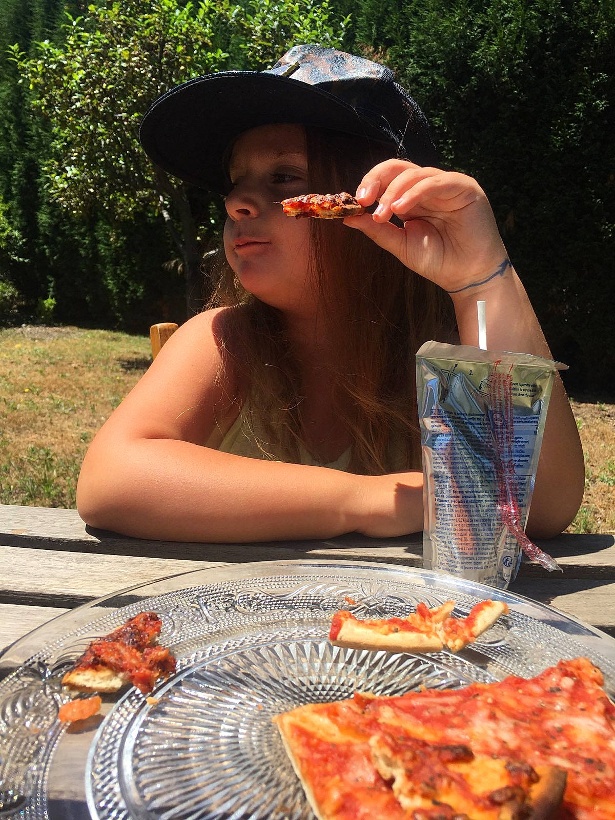 Linaël a rejoint le concours — aidez-le/la à gagner de superbes lots ! baseball_cap, cap, cooking, eyewear, food, fun, grass, hand, headwear, ingredient, leaf, leisure, orange, person, pizza, recipe, recreation, summer, sunglasses, tableware